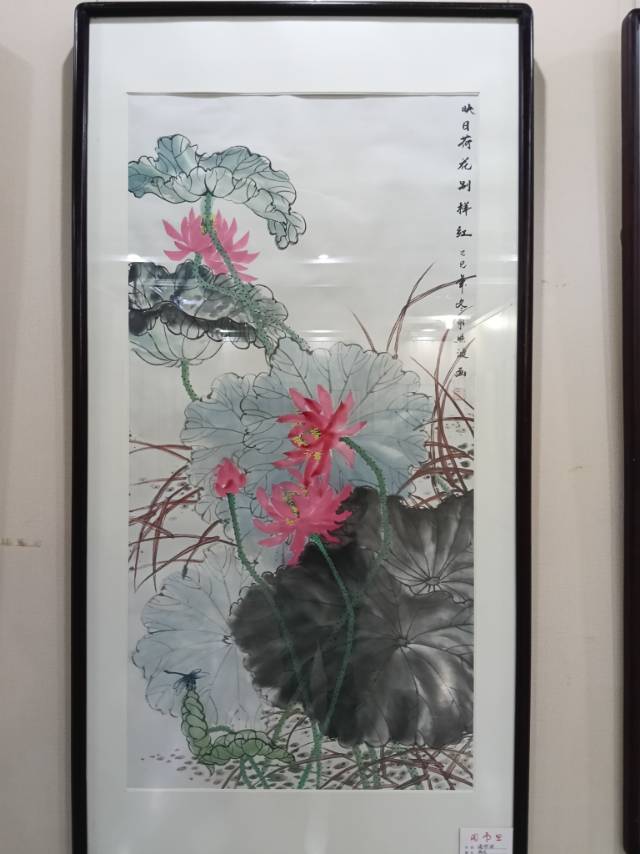 映日荷花别样红
